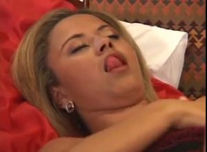 Блондинка отдаётся карлику